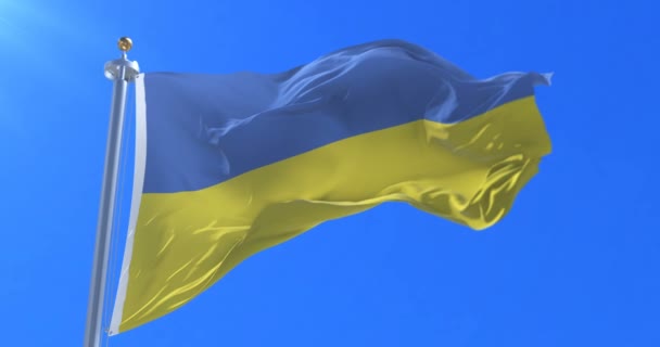Bandera de Ucrania ondeando al viento en el cielo azul, bucle — Vídeo de stock