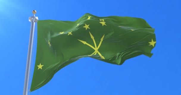 Bandeira da República de Adygea acenando ao vento em lento no céu azul, loop — Vídeo de Stock