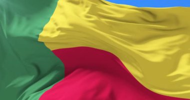Beninese bayrak sallayarak rüzgarda, yavaş mavi gökyüzü ile döngü