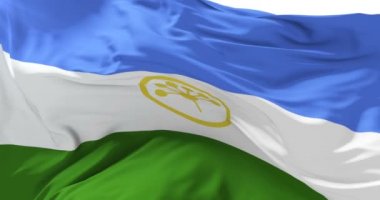 Başkurdistan bayrak sallayarak rüzgarda, yavaş mavi gökyüzü ile döngü