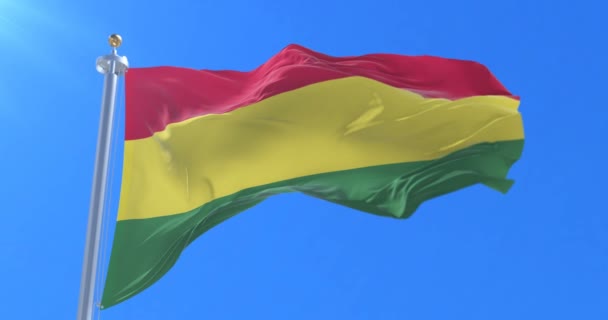 Bolivias flagga vajande i vinden i långsamt med blå himmel, slinga — Stockvideo