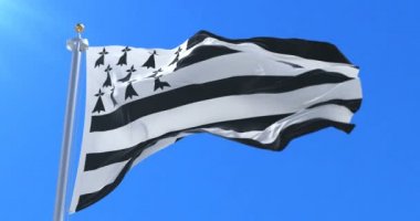 Brittany bayrak sallayarak rüzgarda, yavaş mavi gökyüzü ile döngü
