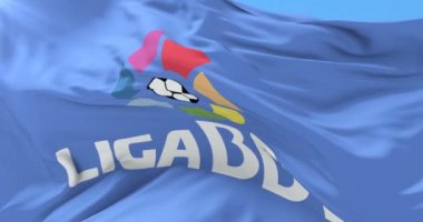 Futbol İspanyol Ligi'nde, sallayarak Bbva, bayrağı yavaş mavi gökyüzü ile Rüzgar. Döngü