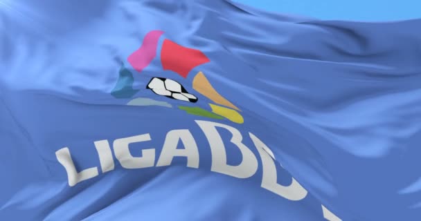 Futbol İspanyol Ligi'nde, sallayarak Bbva, bayrağı yavaş mavi gökyüzü ile Rüzgar. Döngü — Stok video