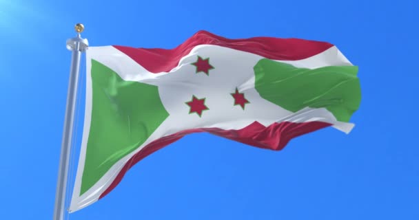 Burundi bayrağı sallayarak rüzgarda, yavaş mavi gökyüzü ile döngü — Stok video