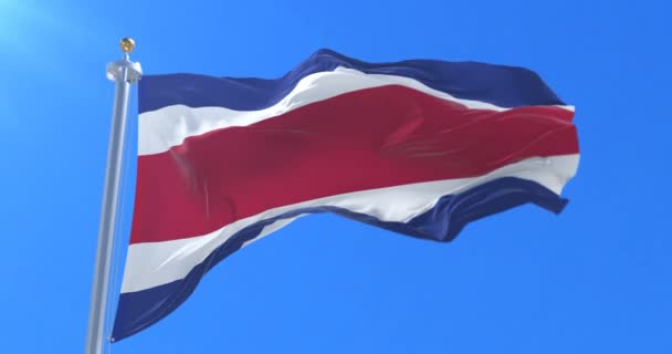 Флаг Коста-Рики, машущий на ветер с голубым небом, петля — стоковое видео