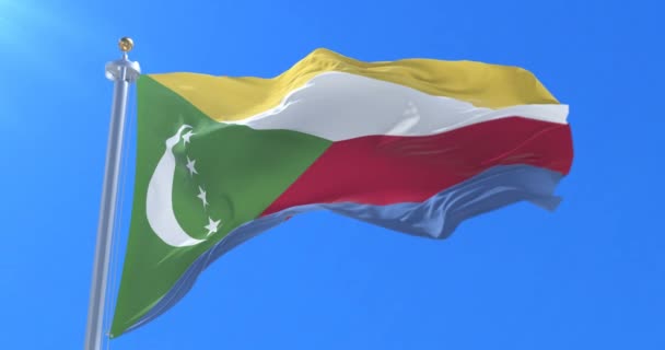 Comorese vlag zwaaien op wind met blauwe hemel, lus — Stockvideo