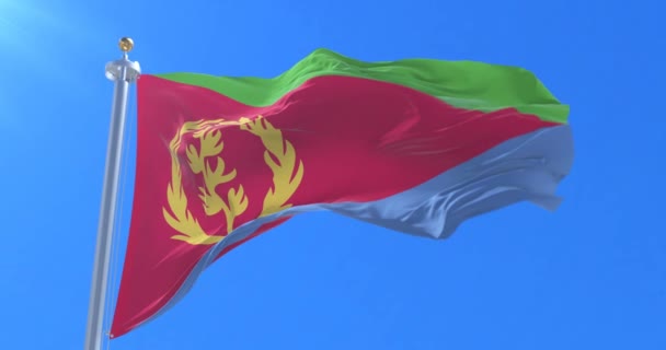 Bendera Eritrea Melambai Pada Angin Dengan Langit Biru Dalam Lambat — Stok Video