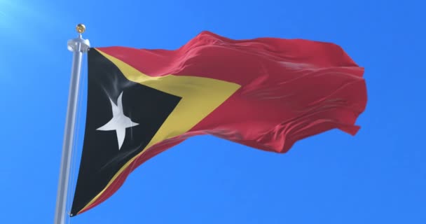 Oost Timorese Vlag Zwaaien Wind Met Blauwe Hemel Traag Lus — Stockvideo