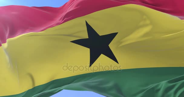 Bandera de Ghana ondeando al viento con el cielo azul en lento, bucle — Vídeo de stock