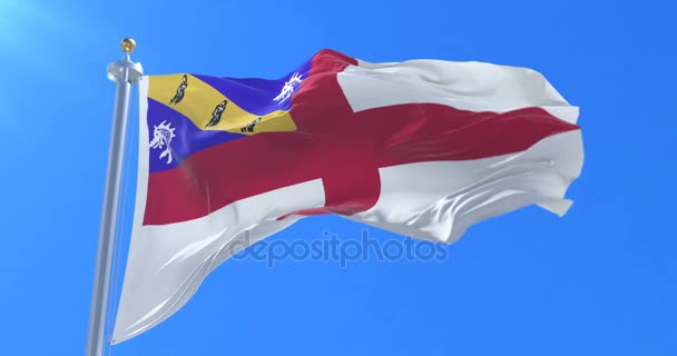 Flagga av Herm viftande på vinden i långsamt i blå himmel, slinga — Stockvideo