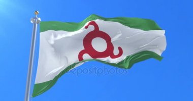 İnguşetya bayrak sallayarak rüzgarda, yavaş mavi gökyüzünde döngü