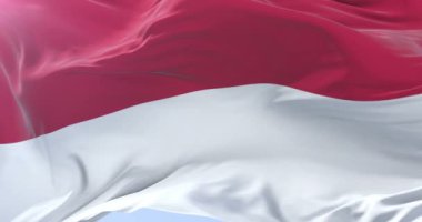 Endonezya bayrağı sallayarak rüzgarda, yavaş mavi gökyüzünde döngü