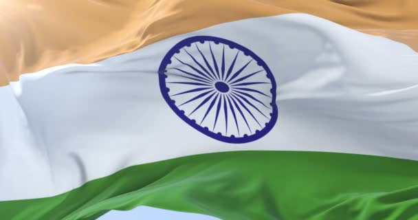 Індійська прапор махав на дихання в повільно в Синє небо, петля — стокове відео