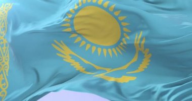 Yavaş, döngü içinde mavi gökyüzü ile Kazakistan bayrak sallayarak, Rüzgar