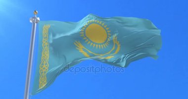 Yavaş, döngü içinde mavi gökyüzü ile Kazakistan sallayarak bayrak Rüzgar