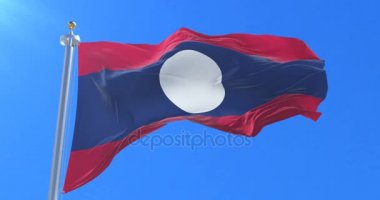 Yavaş, döngü içinde mavi gökyüzü ile sallayarak Laos bayrağı Rüzgar