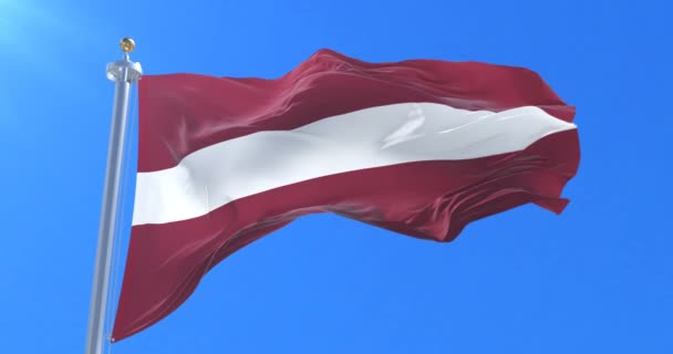 Bandera Letonia Ondeando Viento Con Cielo Azul Lento Bucle — Vídeos de Stock