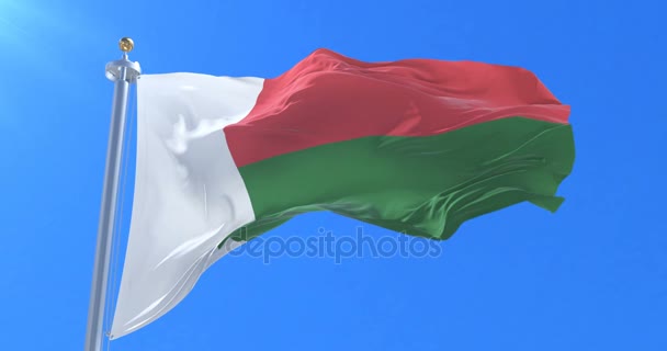 Madagaskar Vlag Zwaaien Wind Het Langzaam Blauwe Hemel Lus — Stockvideo