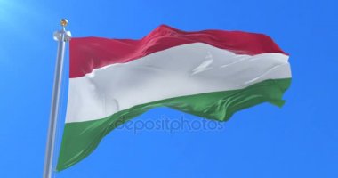 Macaristan bayrak sallayarak rüzgarda, yavaş mavi gökyüzünde döngü