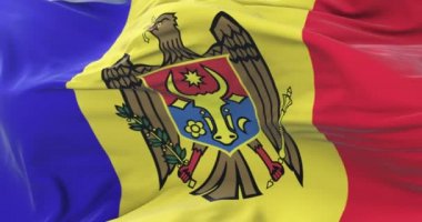 Moldova bayrak sallayarak rüzgarda, yavaş mavi gökyüzünde döngü
