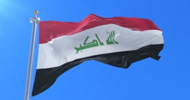 Irak bayrağı sallayarak rüzgarda, yavaş mavi gökyüzünde döngü