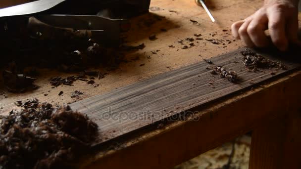 Mãos Madeira Lixar Luthier Com Uma Areia Para Fabricar Uma — Vídeo de Stock