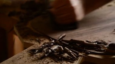 Bir gitar bir atölyede ahşap bir planer ile bir üst zımpara luthier