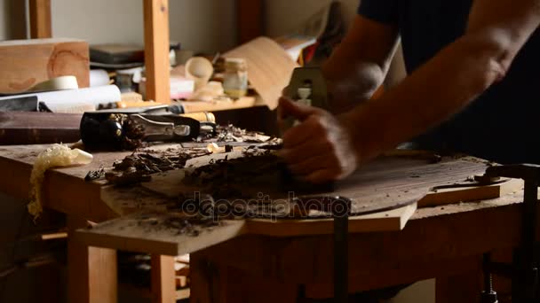 Luthier Fabricando Una Guitarra Lugar Trabajo Con Una Cepilladora Madera — Vídeo de stock