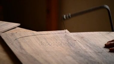 Bir testere ahşap ile kesme luthier işyerinde bir gitar üretimi için