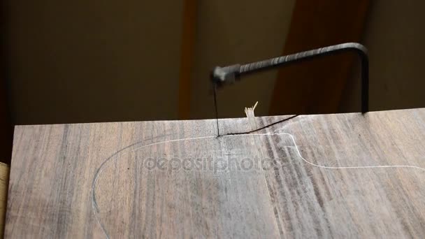 Corte Más Luthier Con Una Sierra Forma Madera Para Fabricar — Vídeos de Stock