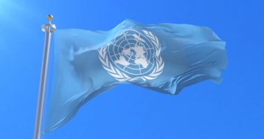 Birleşmiş Milletler, rüzgarda yavaş mavi gökyüzünde sallayarak bayrak, döngü