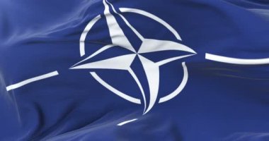Nato bayrak sallayarak rüzgarda, yavaş mavi gökyüzü ile döngü