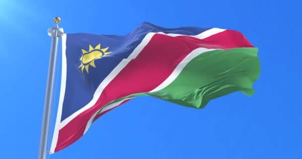 纳米比亚国旗在蓝色的天空中缓缓飘扬 — 图库视频影像