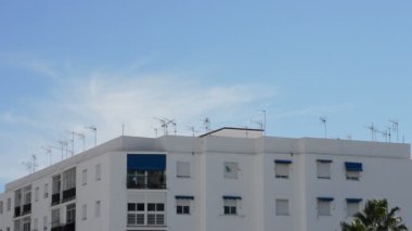Bir binanın çatı televizyonda alma antenler