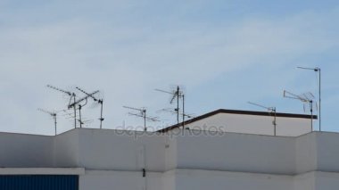 Bir binanın çatı televizyonda alma antenler