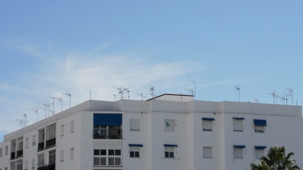 Antenne Che Ricevono Televisione Sul Tetto Edificio — Video Stock