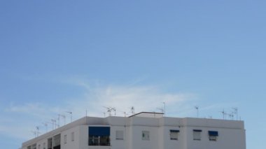 Bir binanın çatı televizyonda alma antenler güneşli bir gün