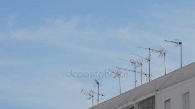 TV sinyalini bir binanın çatısında antenler