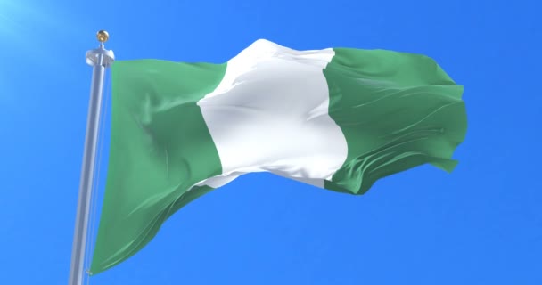 Bandera Nigeria Ondeando Viento Lentamente Cielo Azul Bucle — Vídeos de Stock