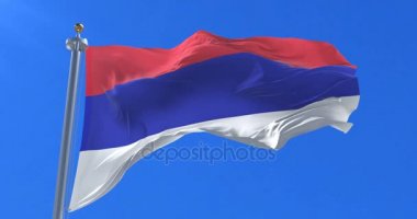 Sırp Cumhuriyeti yavaş mavi gökyüzü ile rüzgarda sallayarak, bayrak, döngü