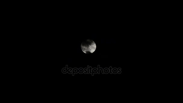 乌云在黑夜中掠过满月 — 图库视频影像