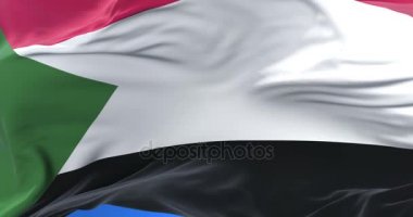 Sudan bayrak sallayarak rüzgarda, yavaş mavi gökyüzünde döngü