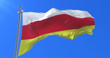Kuzey Osetya rüzgarda, yavaş mavi gökyüzünde sallayarak bayrak, döngü