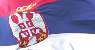 Sırbistan bayrağı sallayarak rüzgarda, yavaş mavi gökyüzü ile döngü