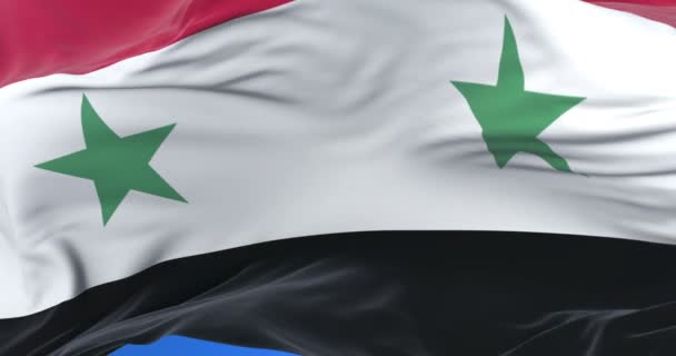 Drapeau de Syrie agitant le vent avec un ciel bleu en boucle lente 