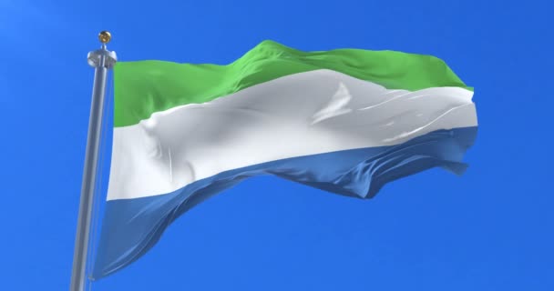 Vlag Van Sierra Leone Zwaaien Wind Langzaam Met Blauwe Hemel — Stockvideo