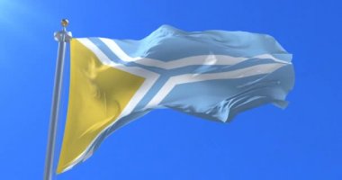 Tuva yavaş mavi gökyüzü ile rüzgarda sallayarak bayrak, döngü