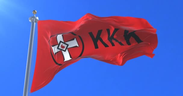 Bandera Roja Con Símbolo Del Klux Klan Kkk Ondeando Viento — Vídeo de stock