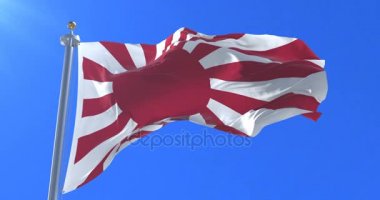 Japon yükselen güneş bayrak sallayarak rüzgarda, yavaş mavi gökyüzü ile döngü